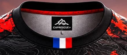 Détail du col : étiquette CAP RESCUE et bande tricolore